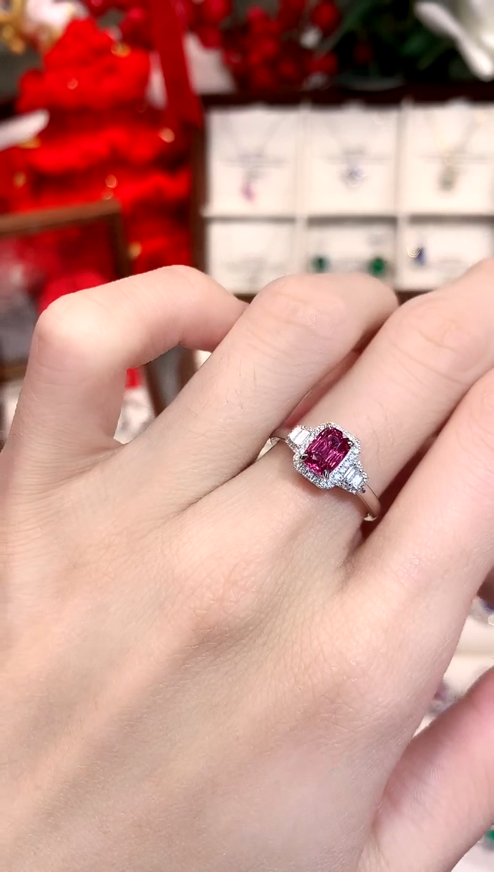 【闪购商品】尖晶石戒指18K金镶嵌1.08ct/天然宝石/七天无理由