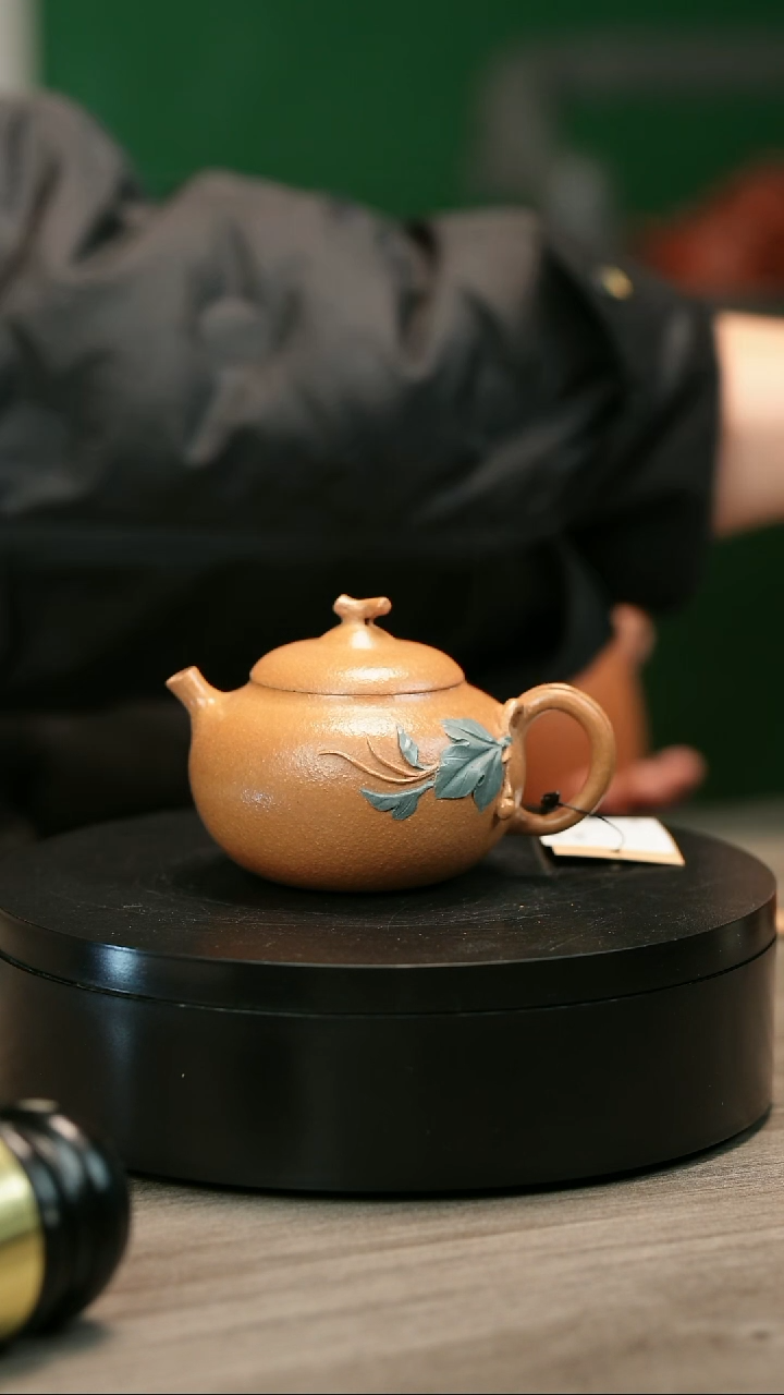 茶壶紫砂上****良H2120陈春芬黄段贴叶茄瓜
