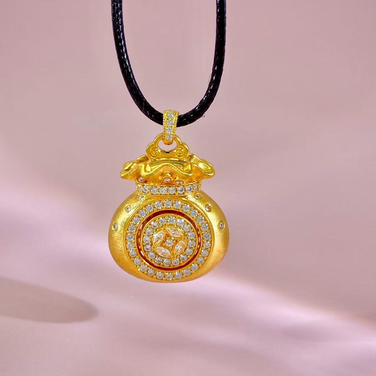 爱恋珠宝足金镶嵌福袋吊坠复古拉丝国潮~~