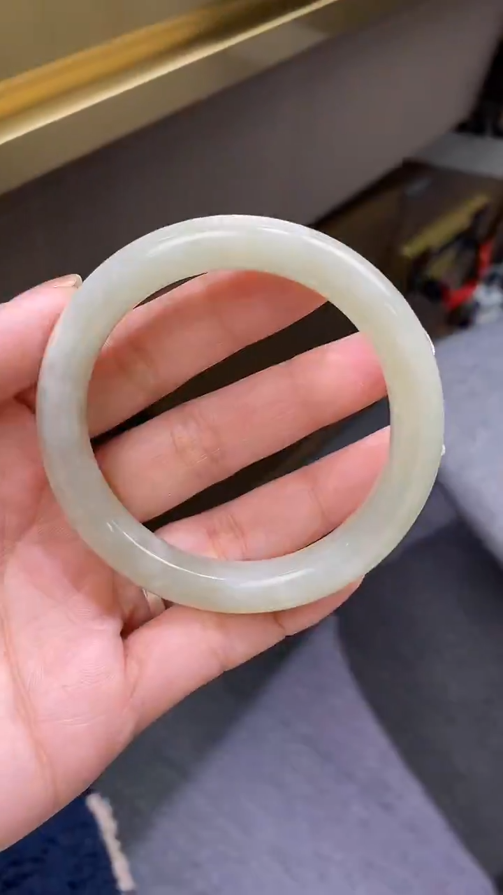 未镶嵌手镯和田玉56mm和田玉青海料手镯，有微包容