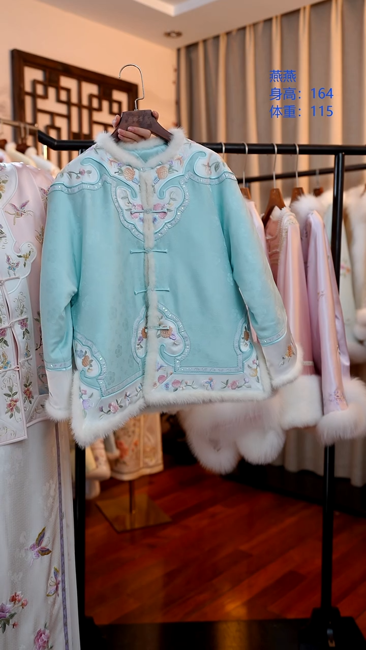 刺绣蓝色桑蚕丝冬款上衣