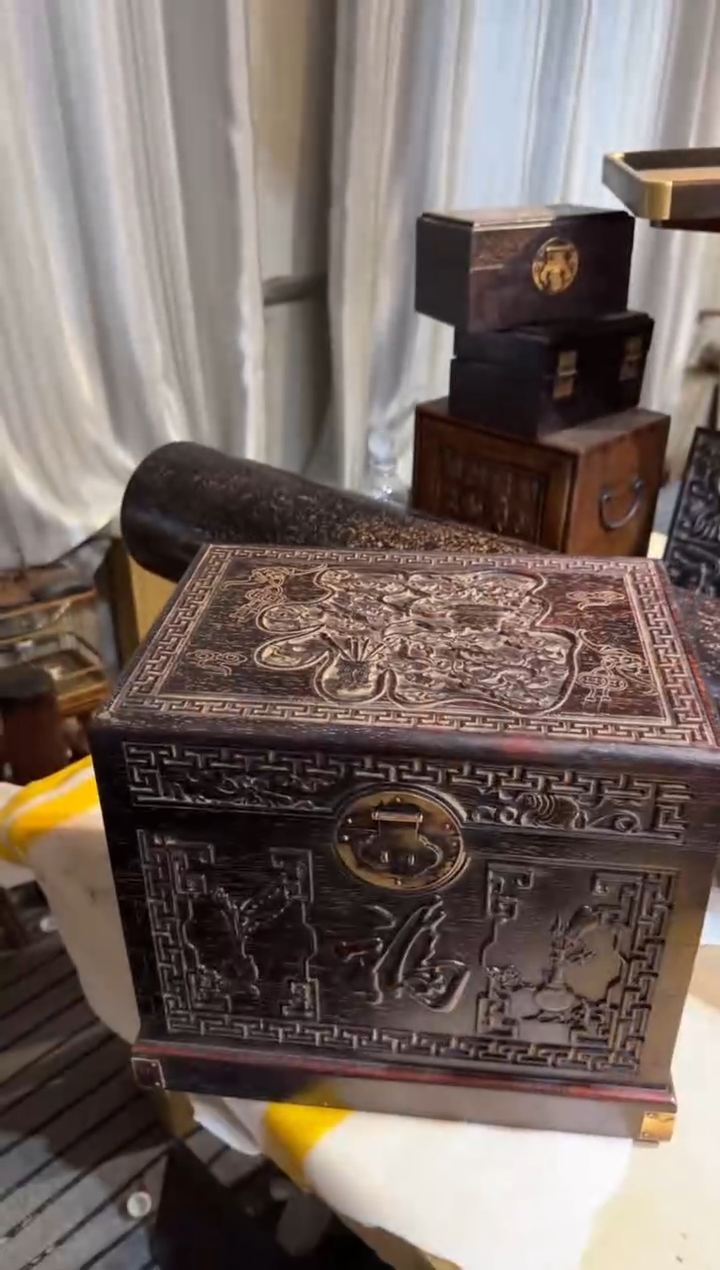 木紫檀文房四宝雕刻福字老箱子