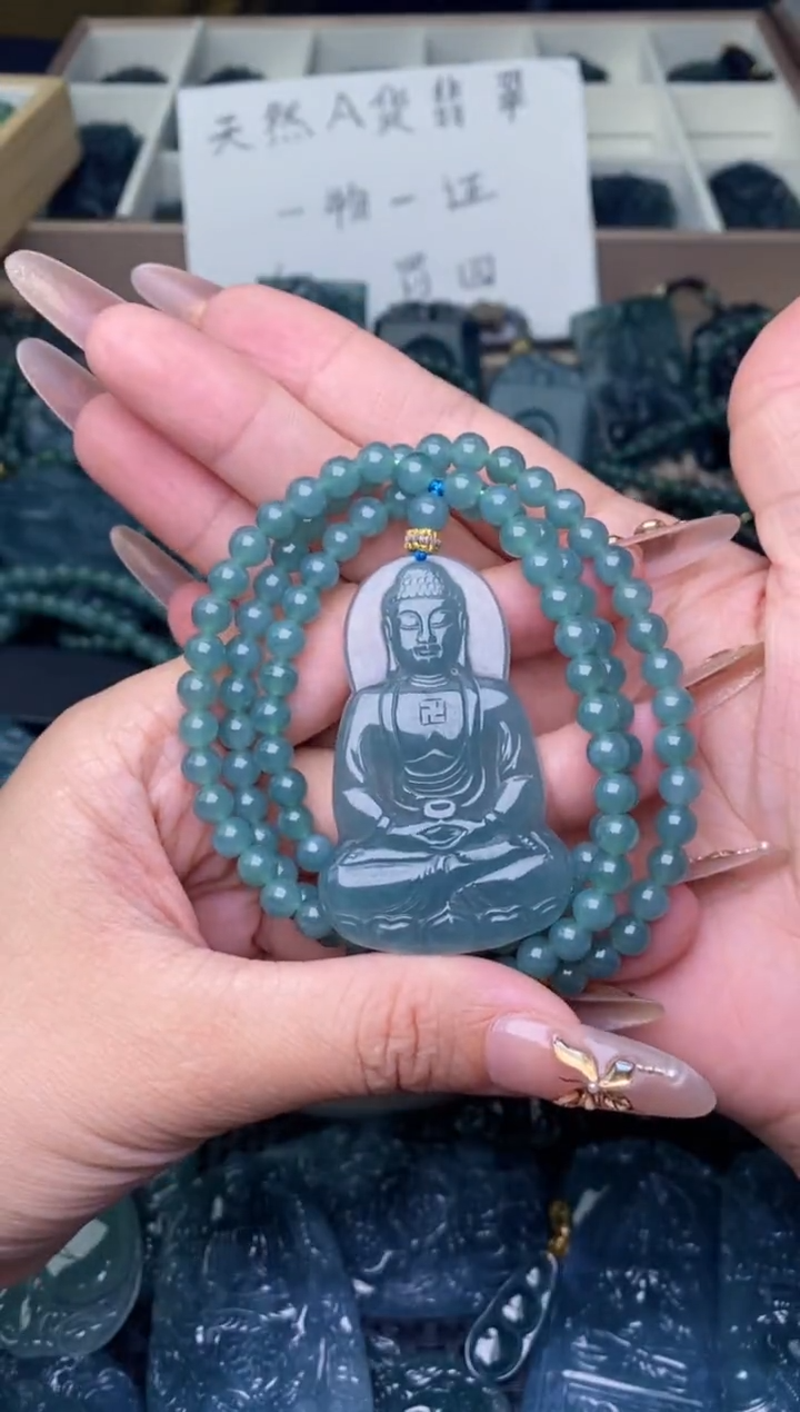 翡翠未镶嵌颈饰          