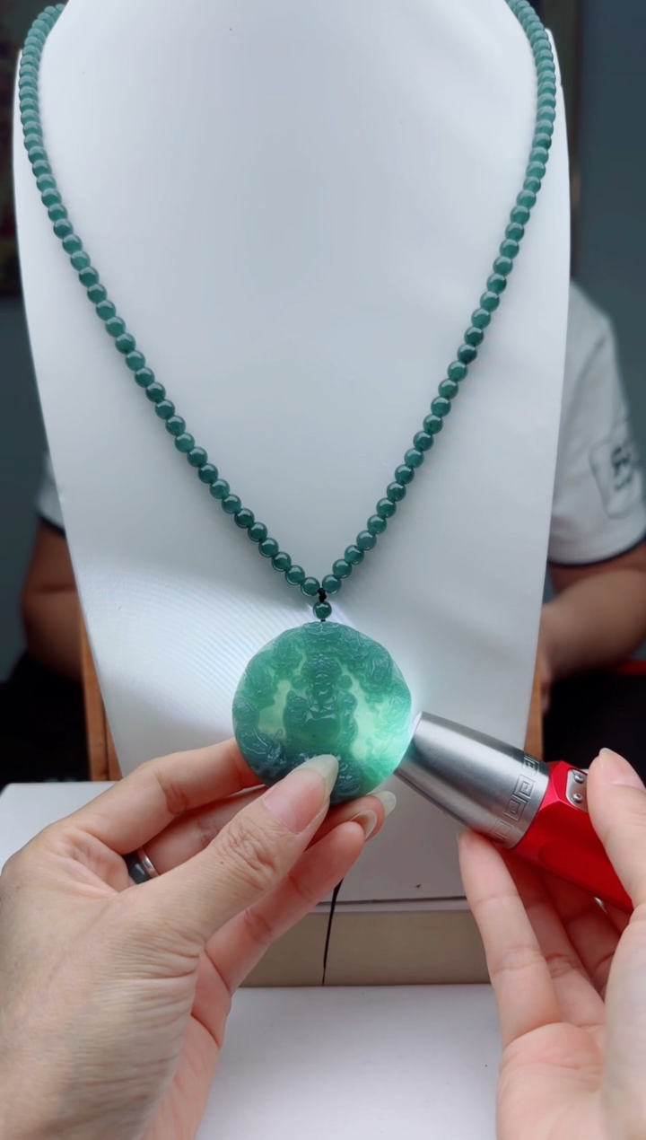 翡翠未镶嵌颈饰多样性发其一