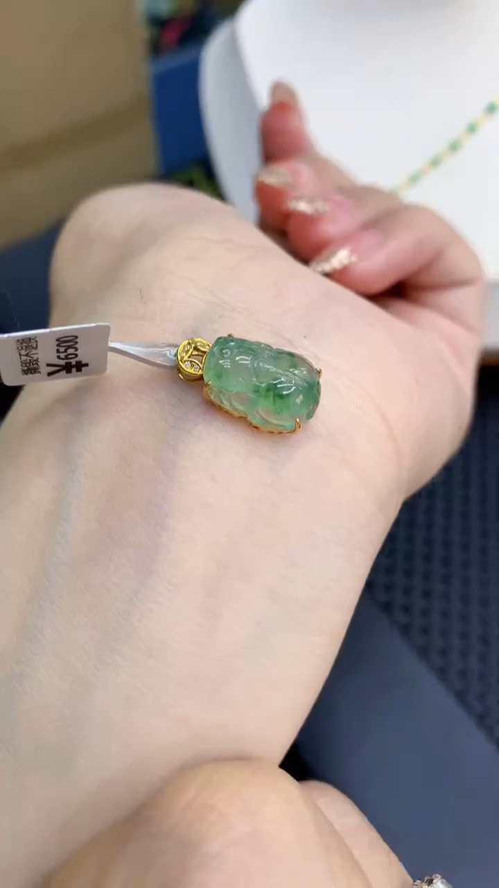 翡翠18K金镶嵌颈饰            8