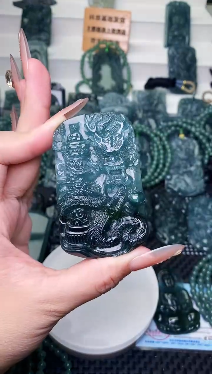 颈饰未镶嵌翡翠 