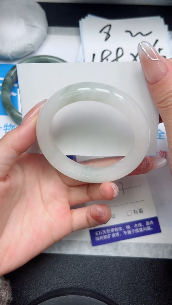 【闪购商品】石英质玉手镯合金193
