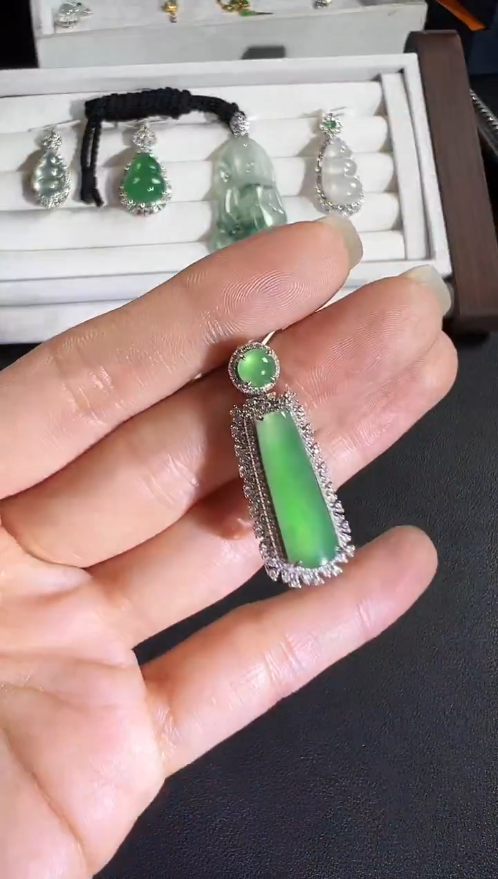 颈饰18K金镶嵌翡翠KSP1219-008