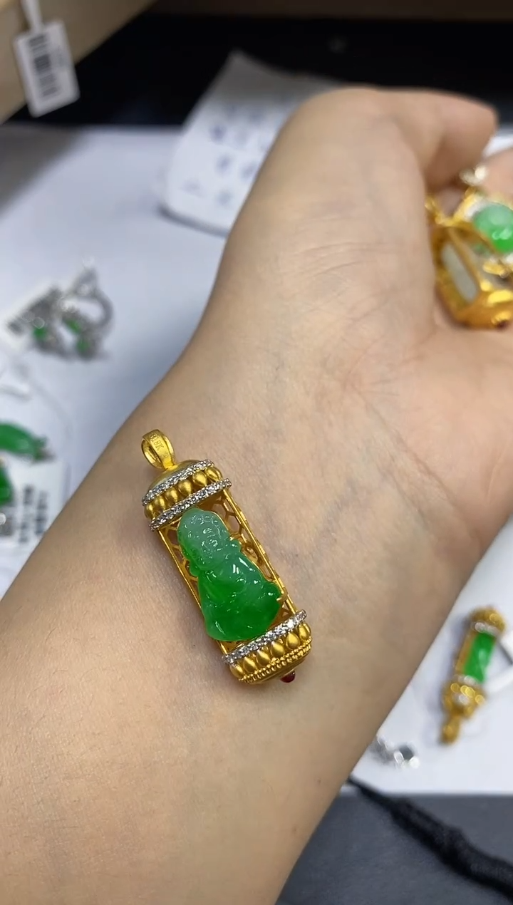 颈饰18K金镶嵌翡翠颈饰 18K金镶嵌 翡翠