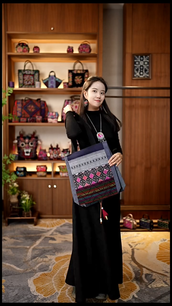 刺绣私人定制苗族手工包Z9144