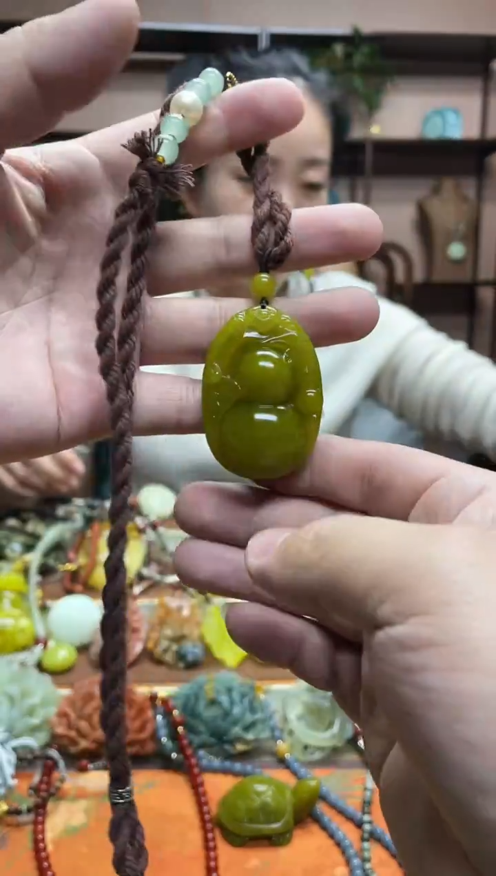 未镶嵌岫玉颈饰多样性发货发其中之一