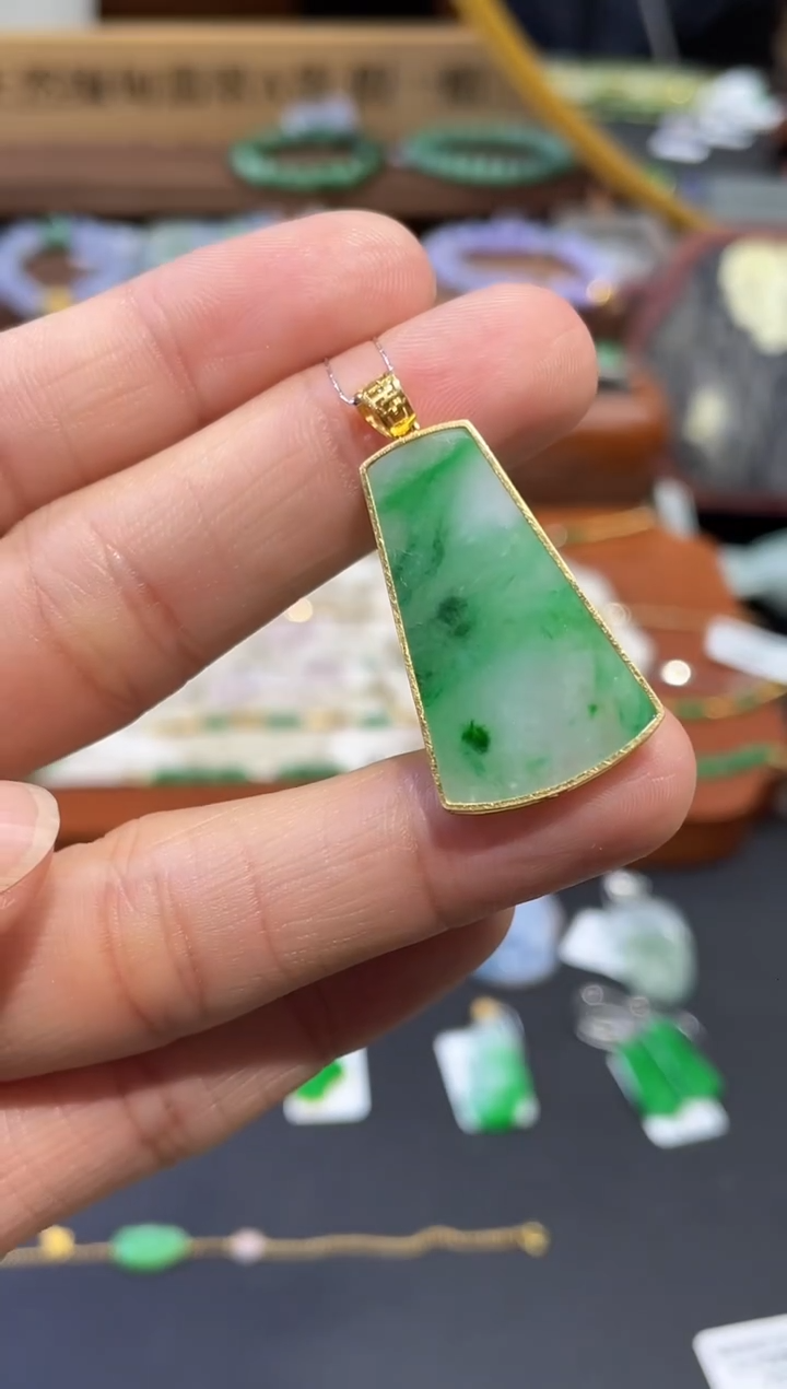 颈饰18K金镶嵌翡翠无事牌