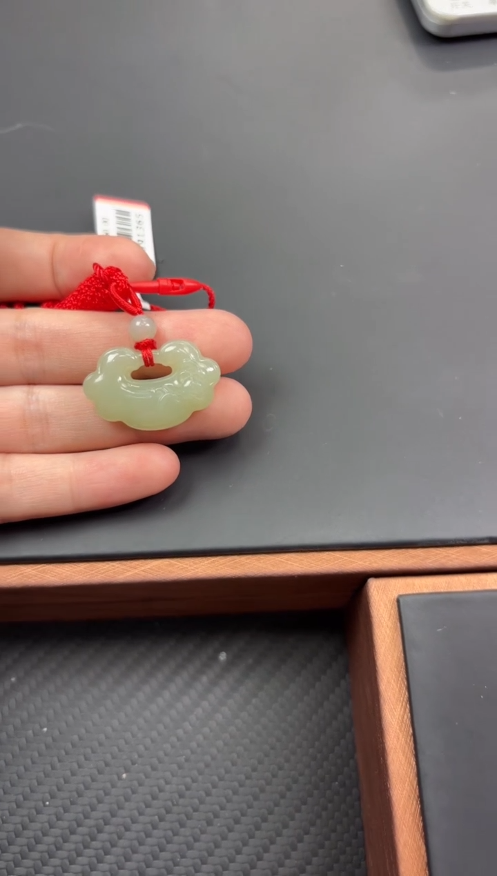 【闪购商品】和田玉吊坠(赠链)未镶嵌且末微色差近矿吊坠