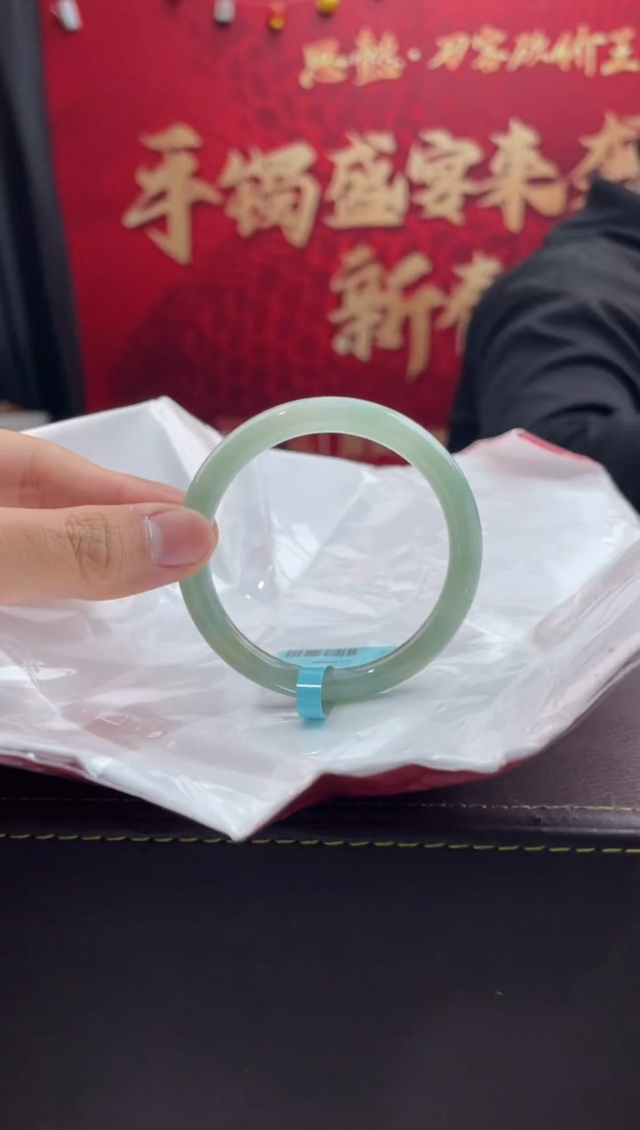 【闪购商品】翡翠手镯未镶嵌28翡翠手镯（微瑕）