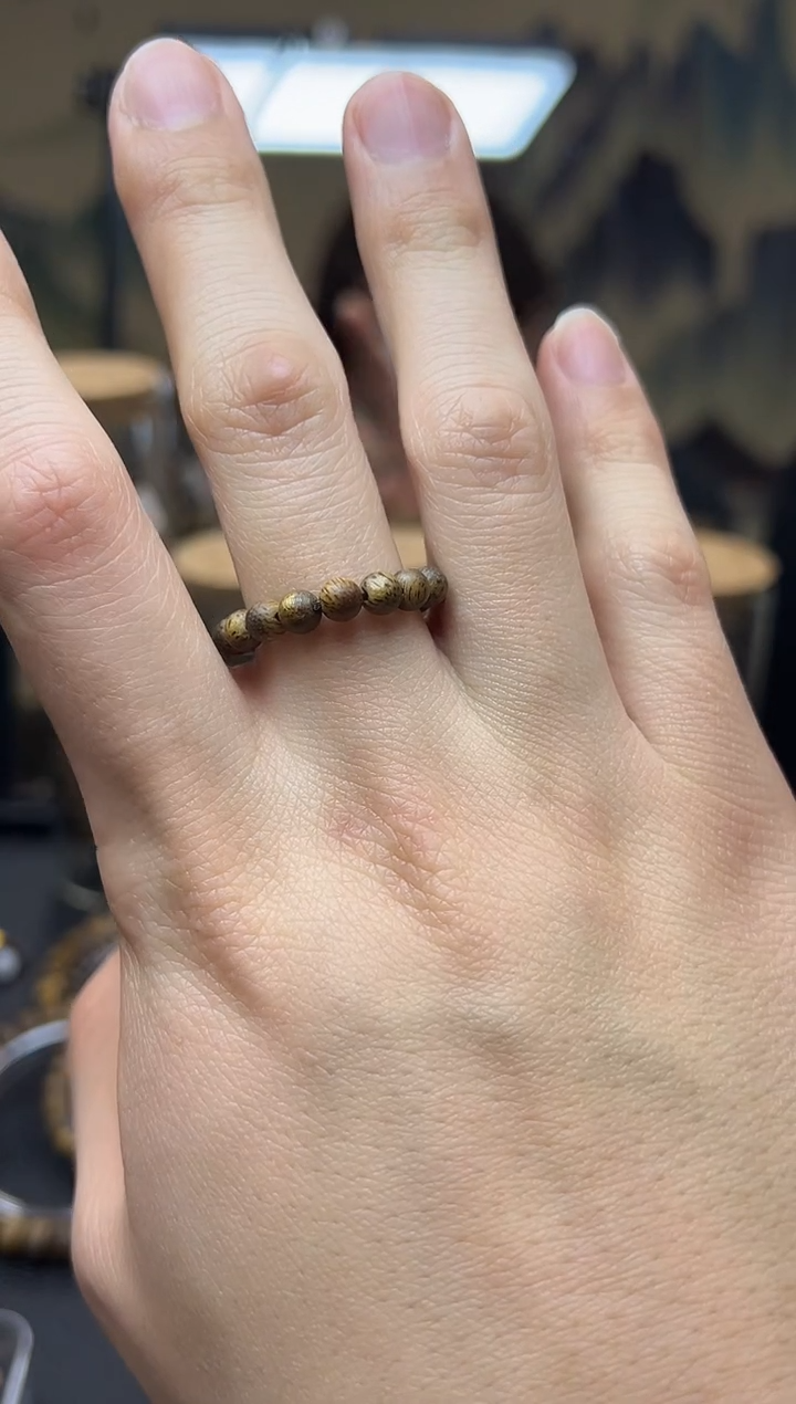 沉香手串莺歌绿奇楠戒指可做跑环