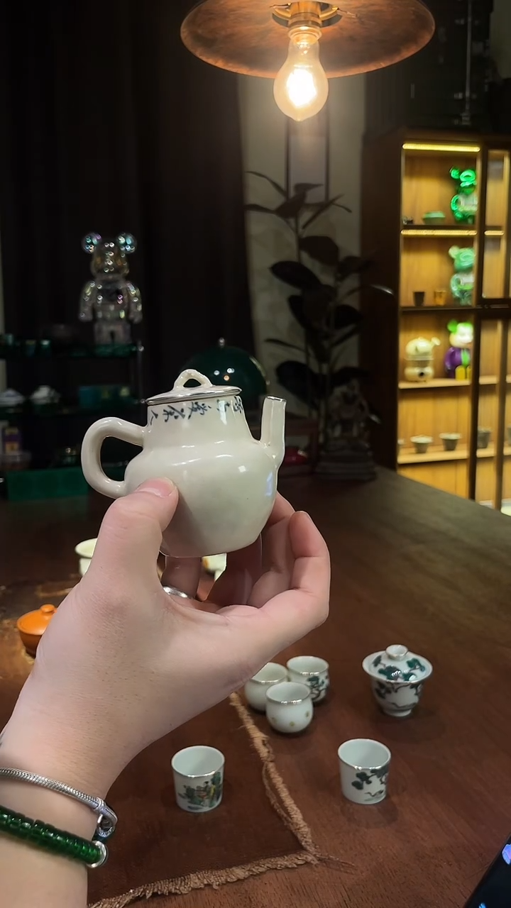 包银白紫砂壶...