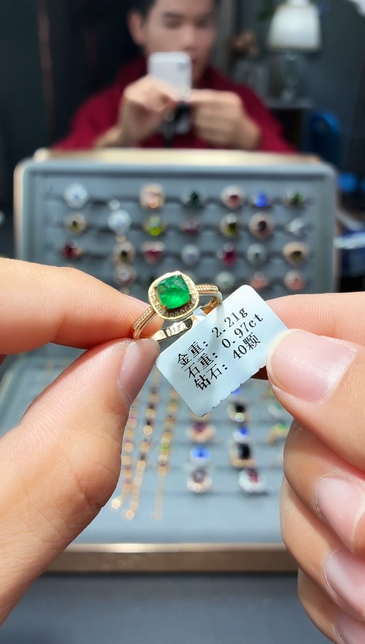 18K金镶嵌戒指祖母绿0.97.