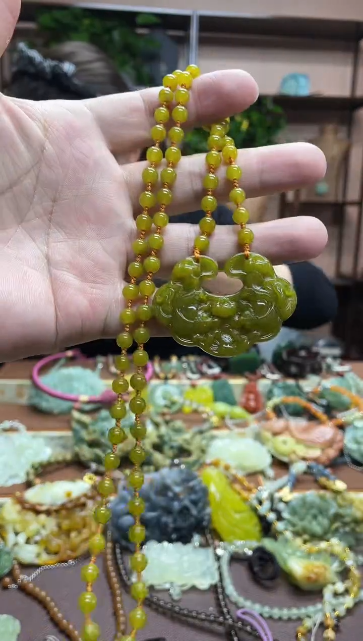 未镶嵌岫玉颈饰多样性发货发其中之一