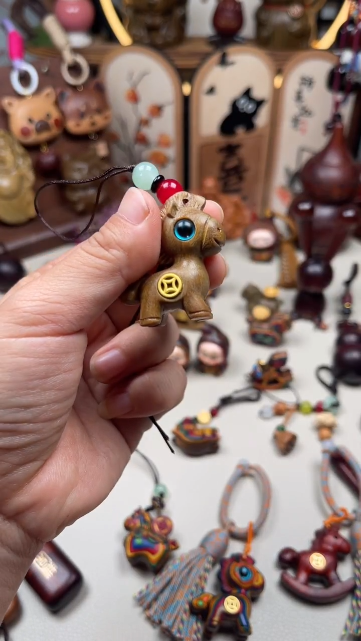 檀香木彩虹铜钱大眼小马挂件