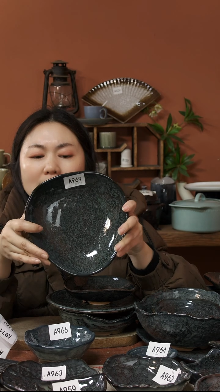 陶瓷A969  一只三角形窑变黑粗陶盘微瑕