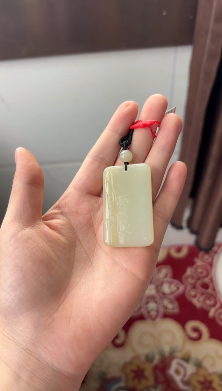 【闪购商品】和田玉吊坠(赠链)未镶嵌且末微色差迪克兰吊坠