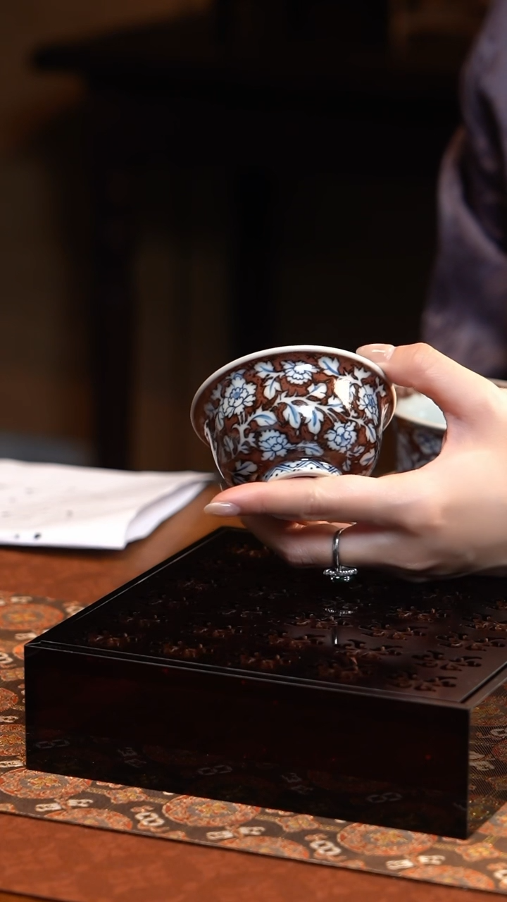 【闪购商品】L元邑青花混底釉里红牡丹压手杯