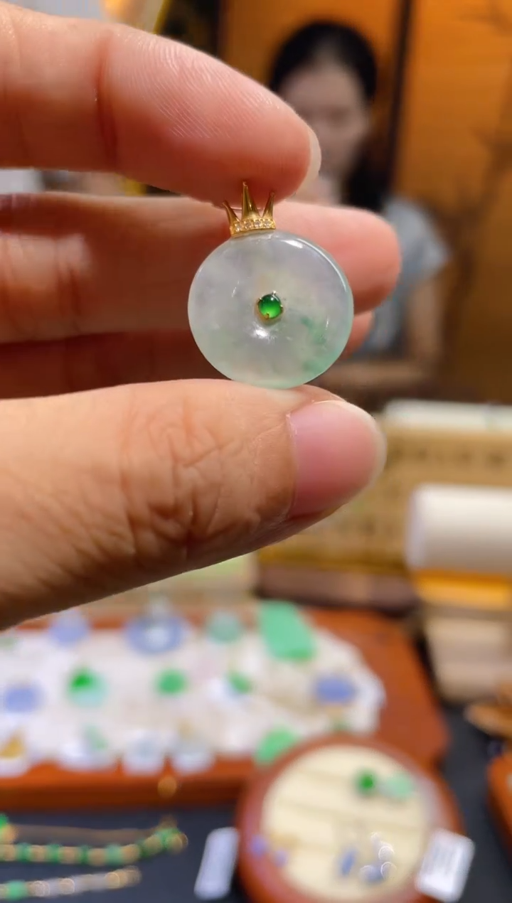 翡翠18K金镶嵌颈饰平安扣