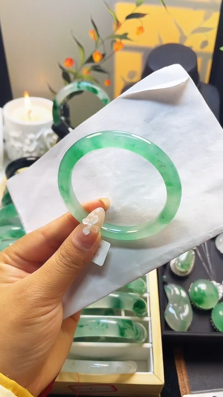 未镶嵌1石英质玉（非洲翠）55手镯