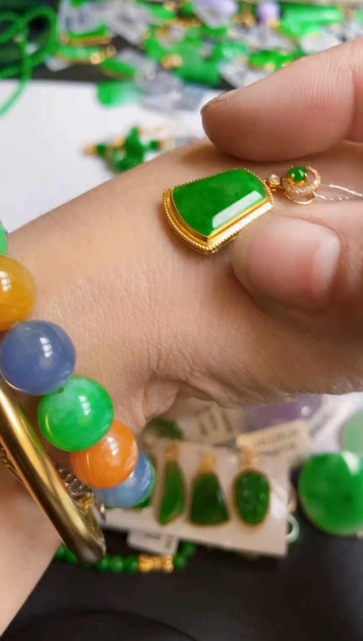 【闪购商品】翡翠颈饰18K金镶嵌无事牌