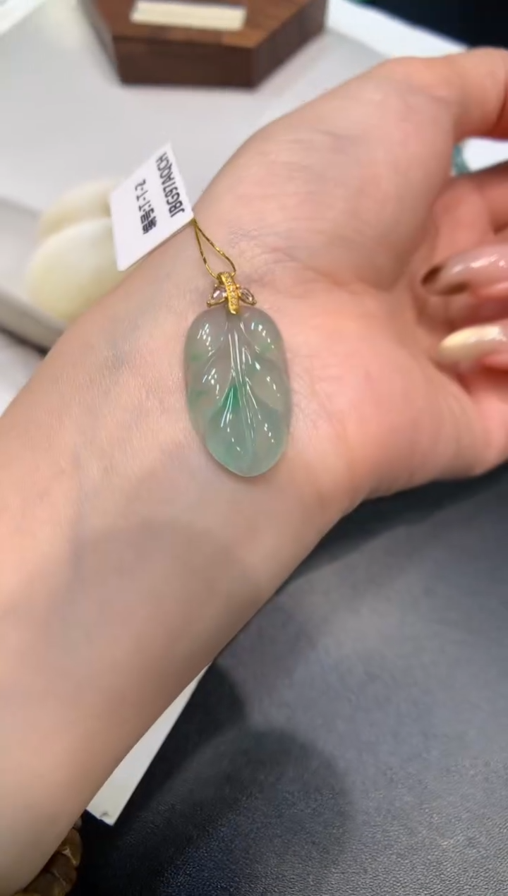颈饰18K金镶嵌翡翠叶子