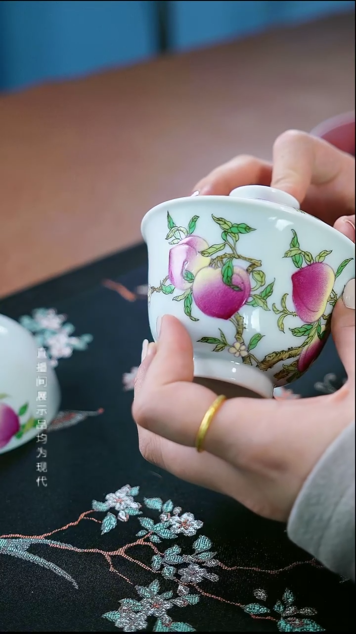 当代粉彩桃子盖碗