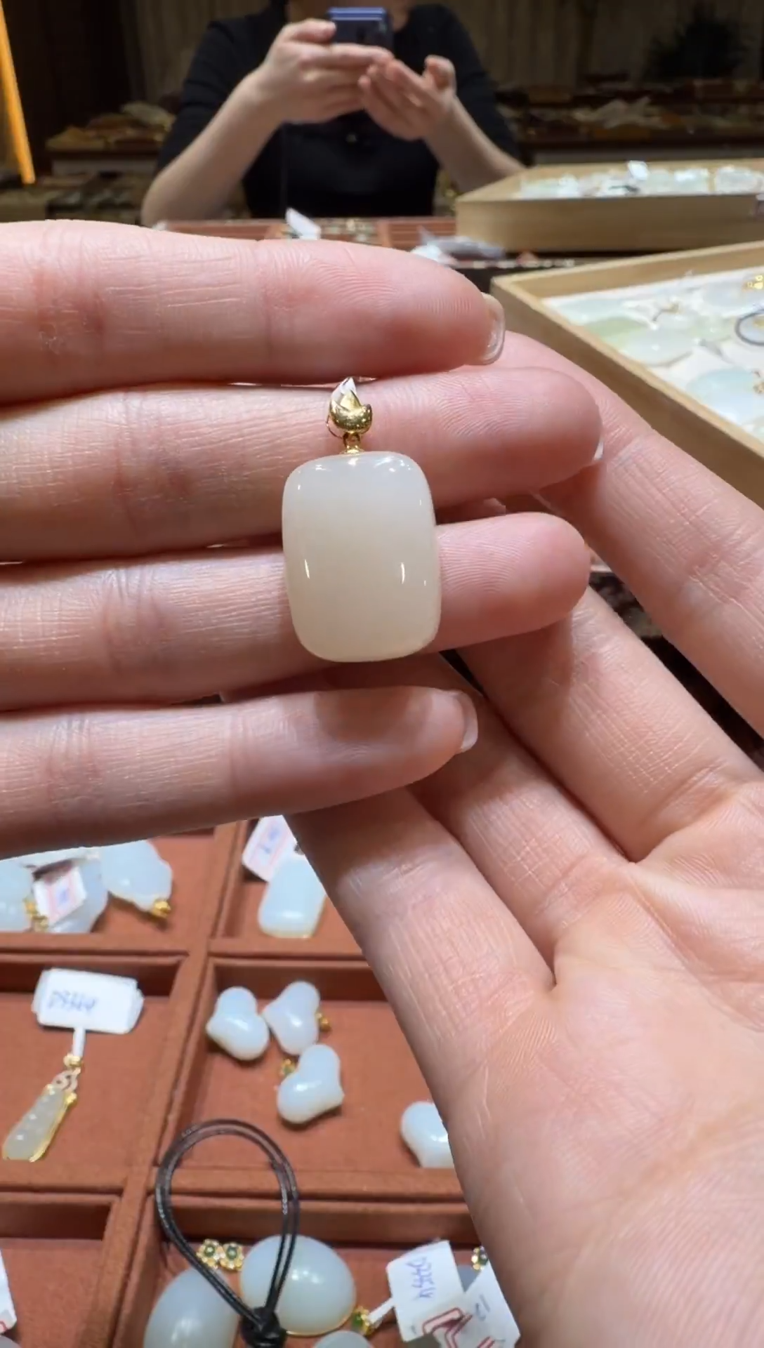 颈饰18K金镶嵌和田玉挂件