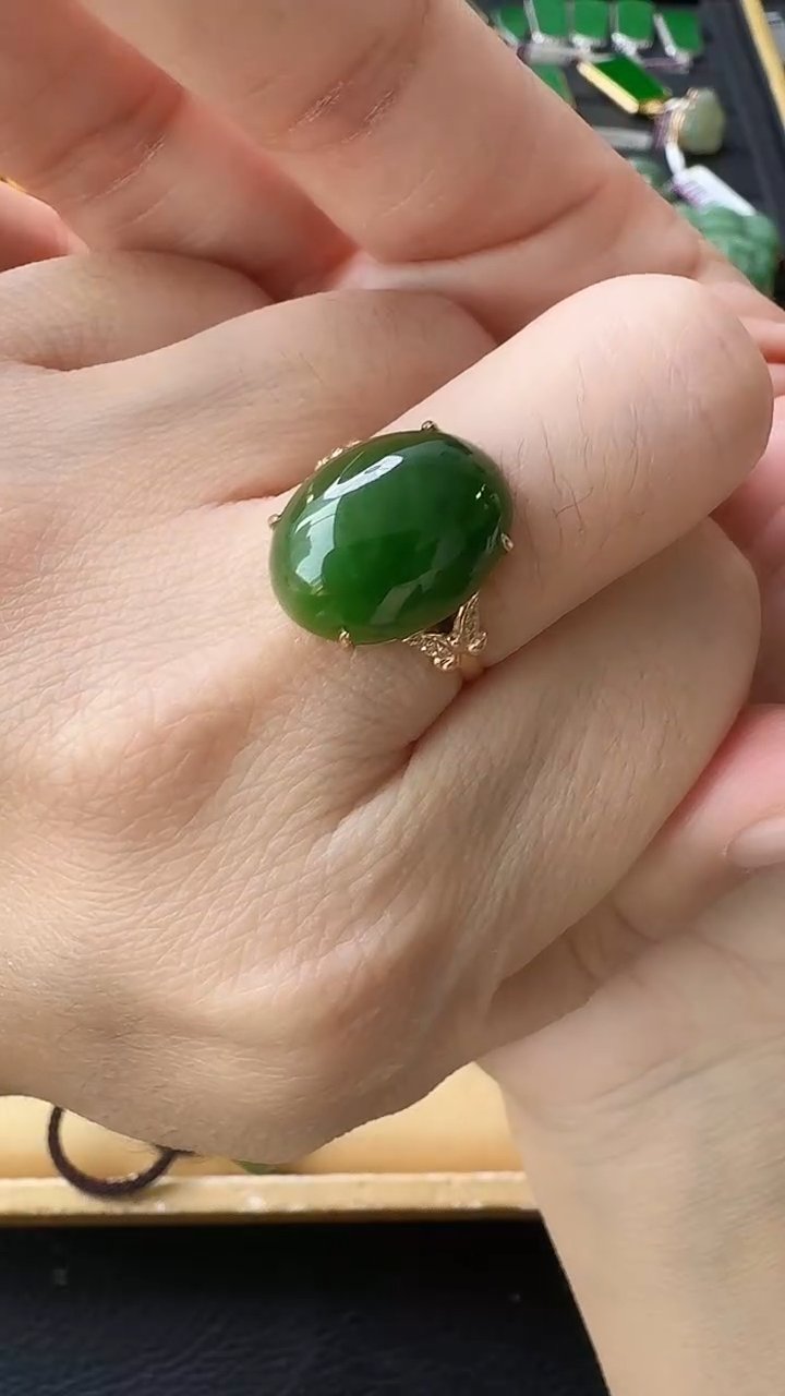 颈饰18K金镶嵌和田玉戒指荣倩