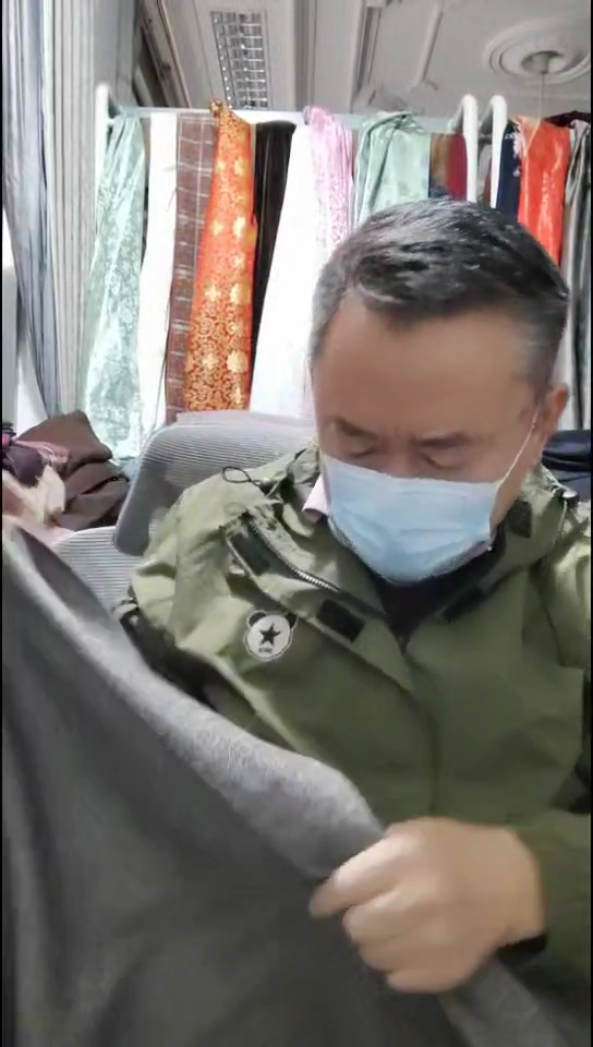 深咖啡色斜纹图案布料