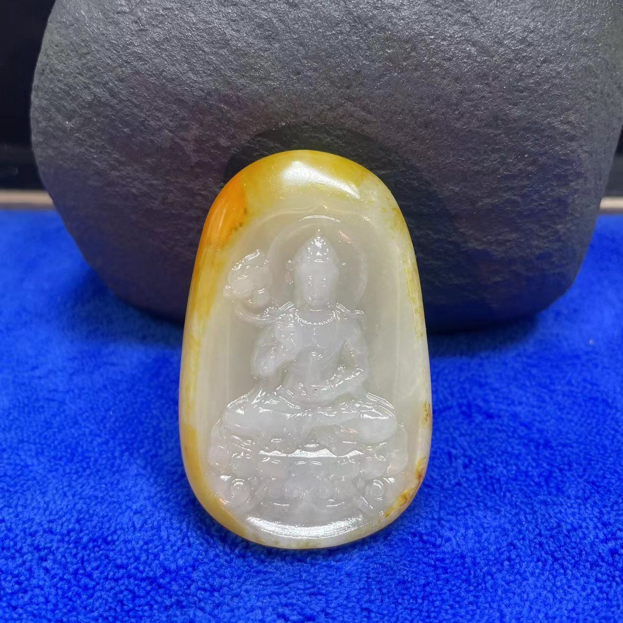 和田玉坐莲观音挂件男女款带证书精美玉石吊坠83克