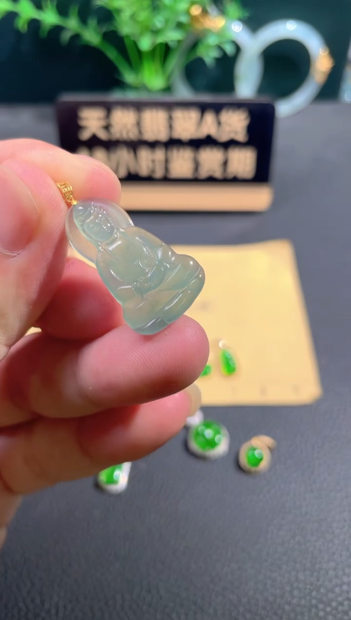 翡翠18K金镶嵌颈饰翡翠