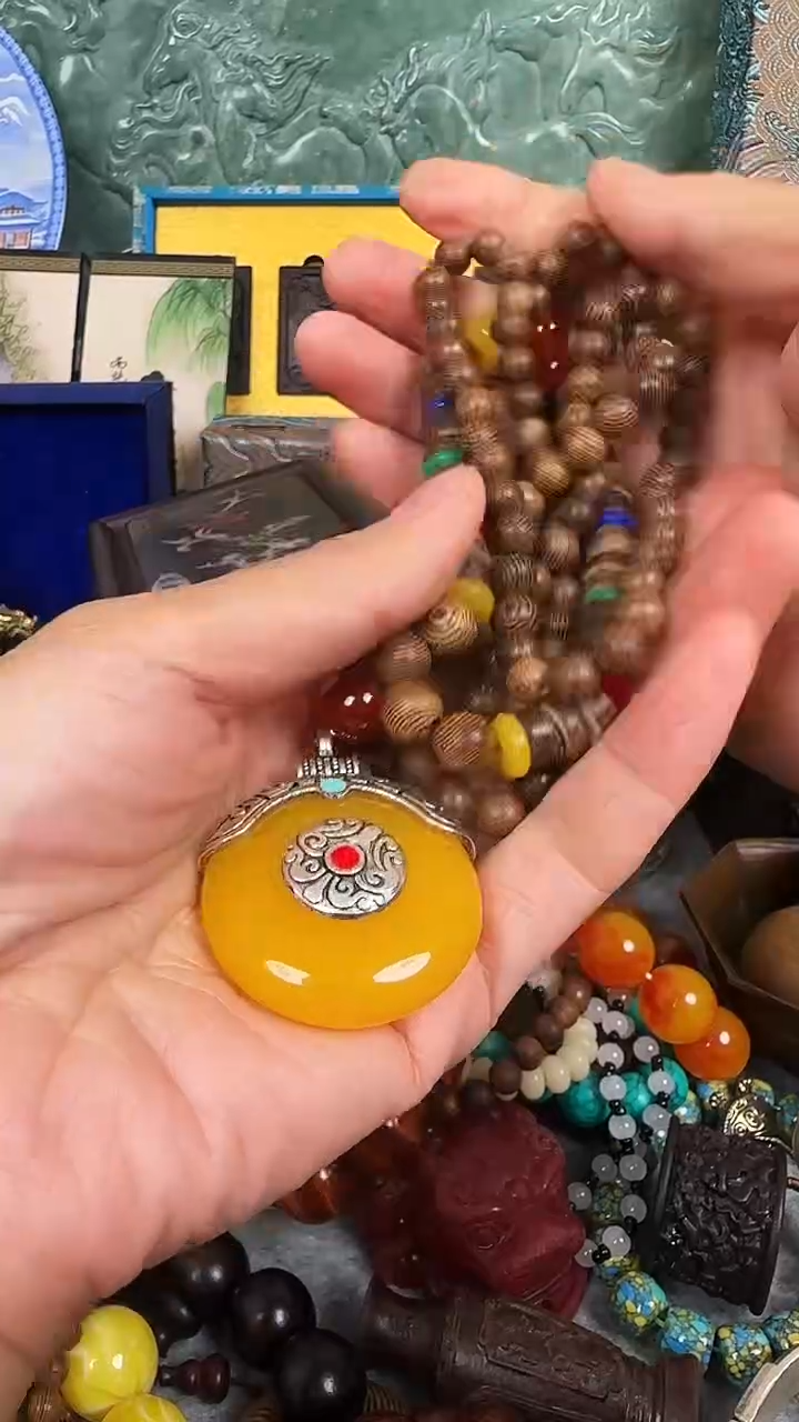 未镶嵌颈饰蜜蜡...............