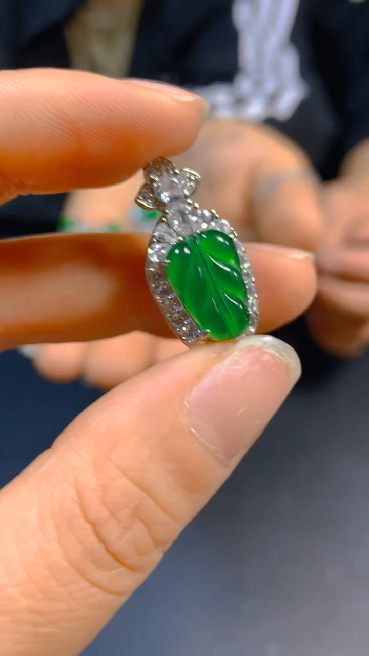 【闪购商品】翡翠吊坠(赠链)未镶嵌0833628376多样性发一