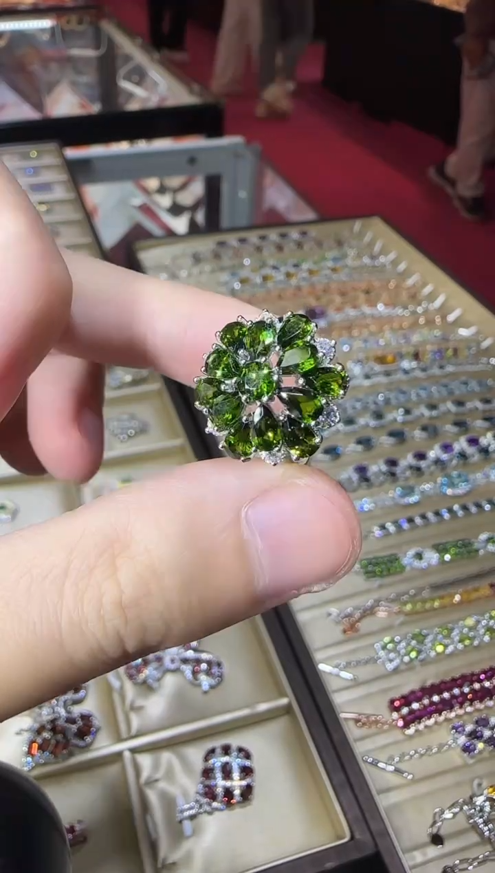 银S925镶嵌透辉石戒指繁花