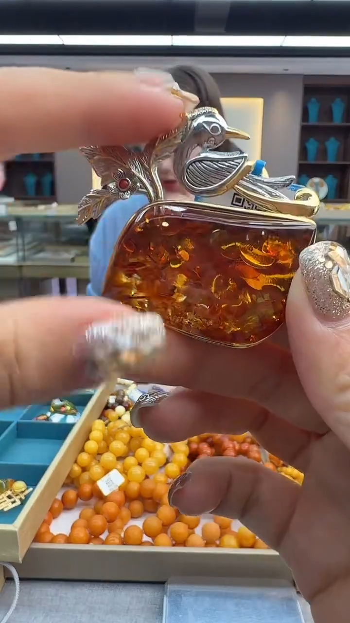 琥珀颈饰未镶嵌205秒拍号 假一罚三