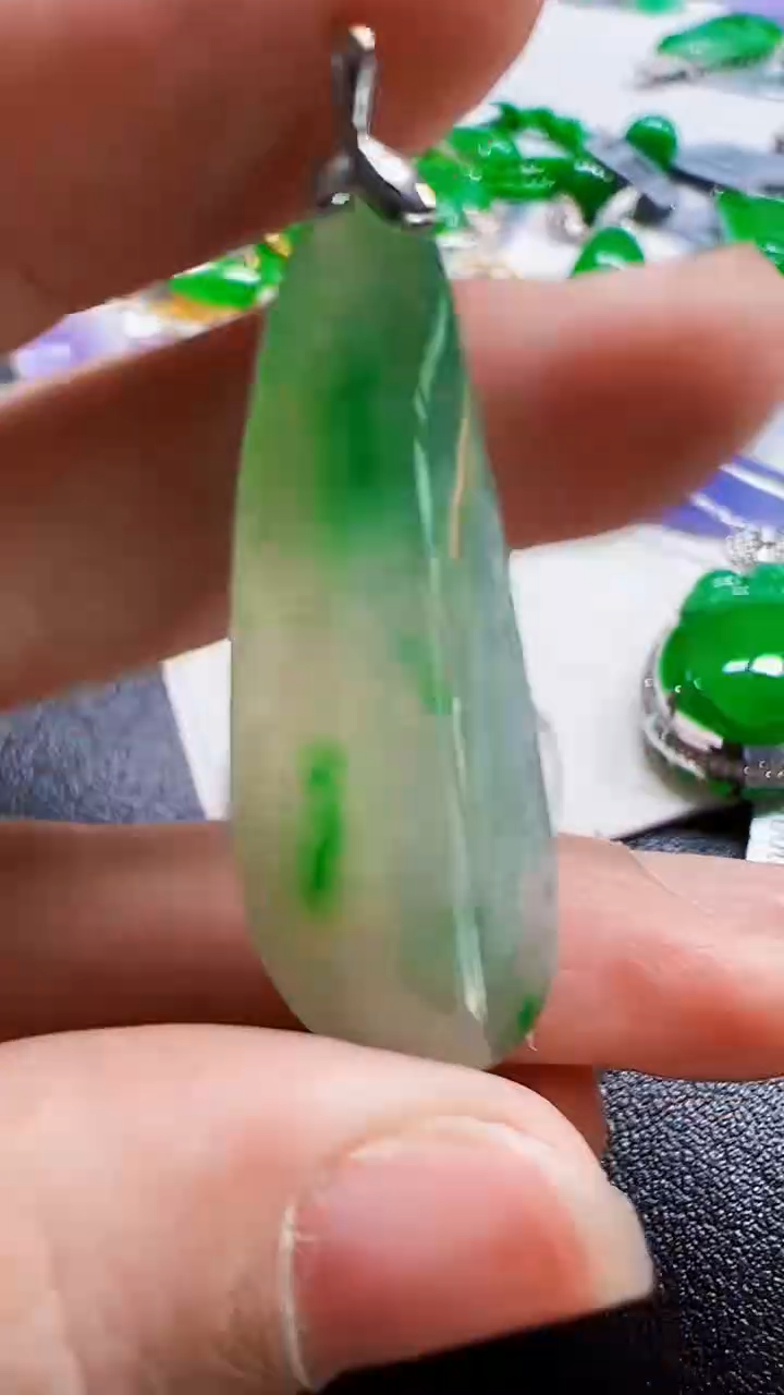 颈饰18K金镶嵌翡翠瓜