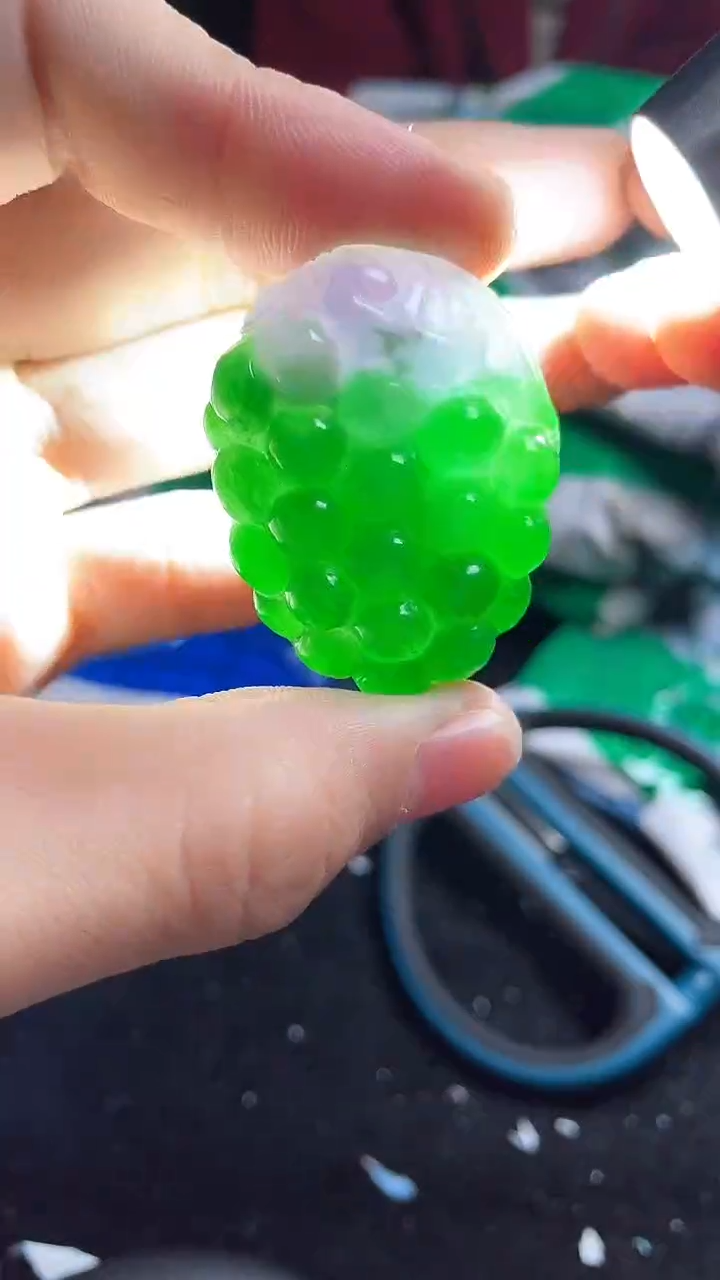 猛子收货葡萄吊坠