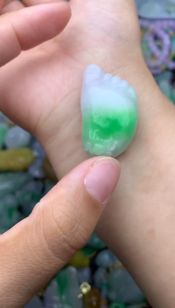 颈饰未镶嵌翡翠天然缅甸翡翠吊坠