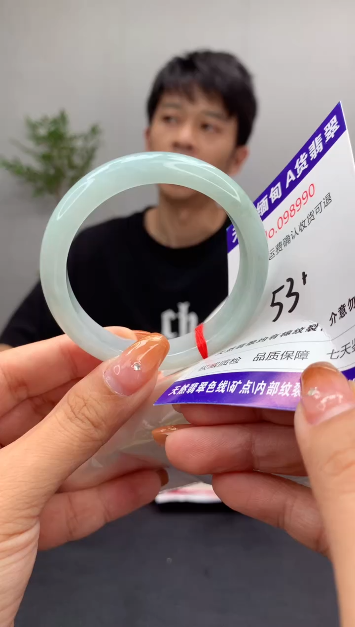 未镶嵌手镯翡翠有纹，完美者勿拍