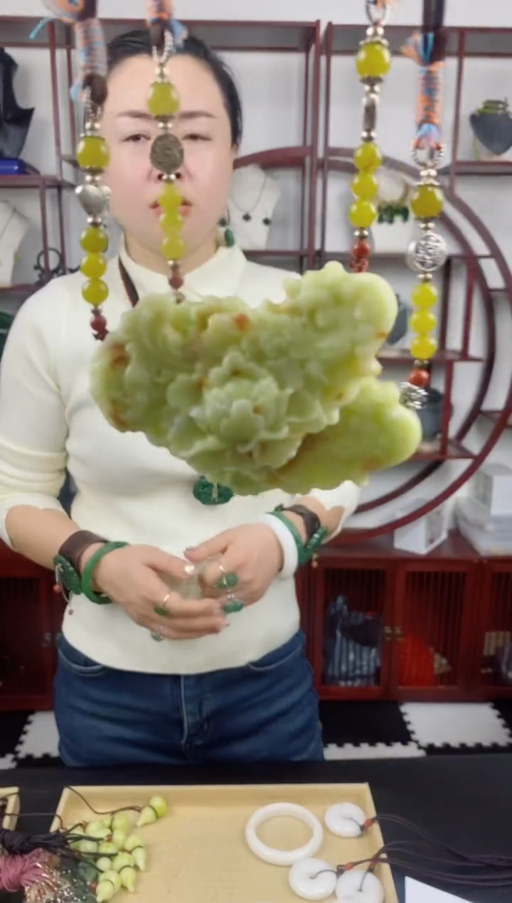 未镶嵌岫玉颈饰凤嬉牡丹