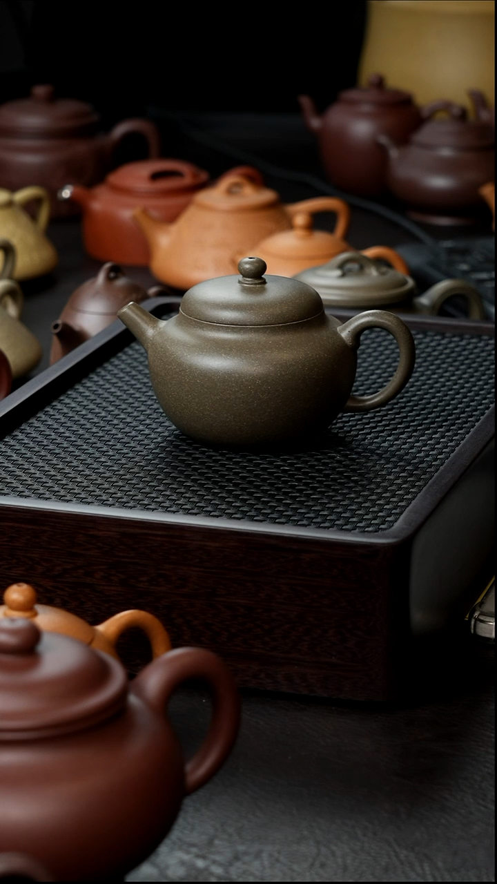 茶壶紫砂松华青段半手玄玉半手170     微瑕