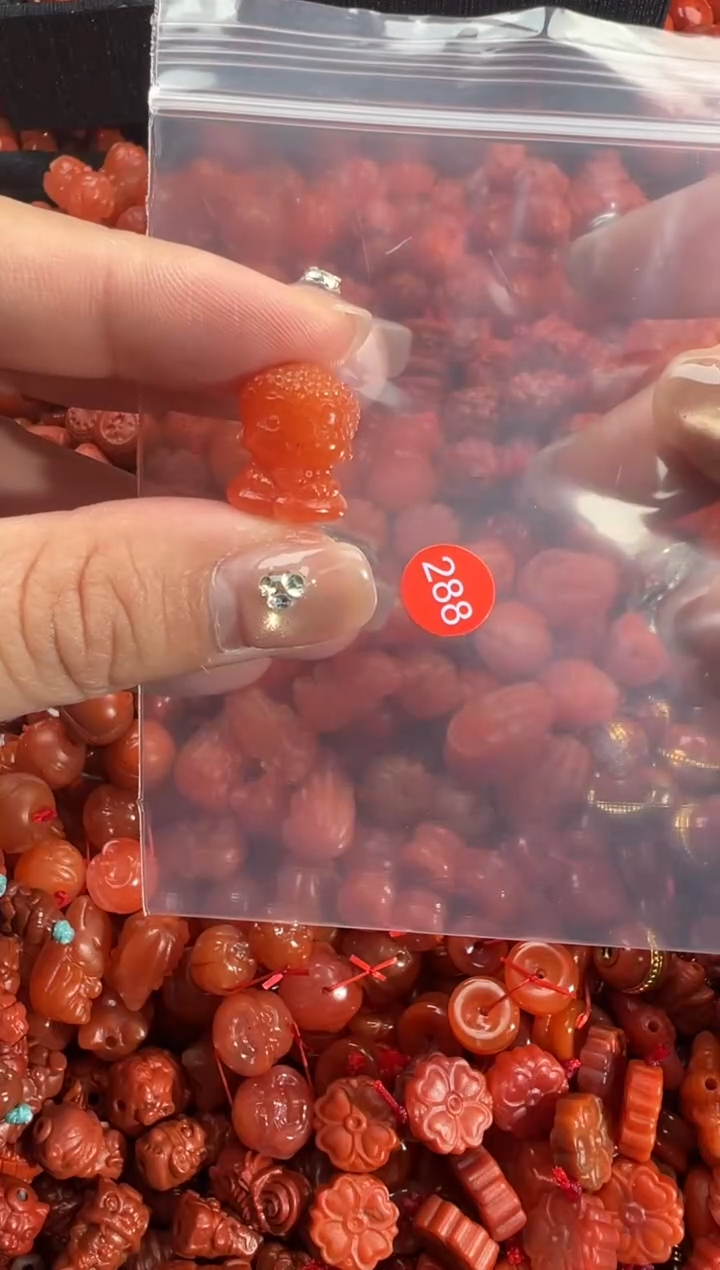 南红玛瑙未镶嵌颈饰1