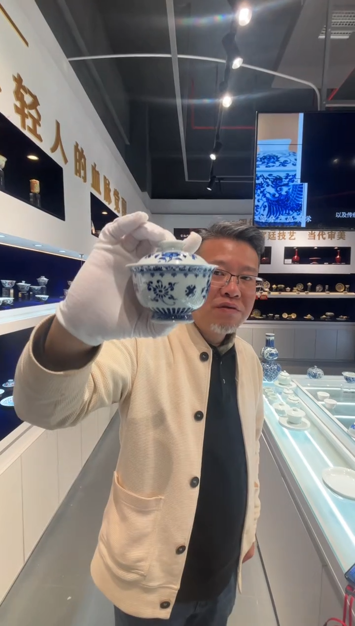 堂钟正窑陶瓷青花菊瓣盖碗