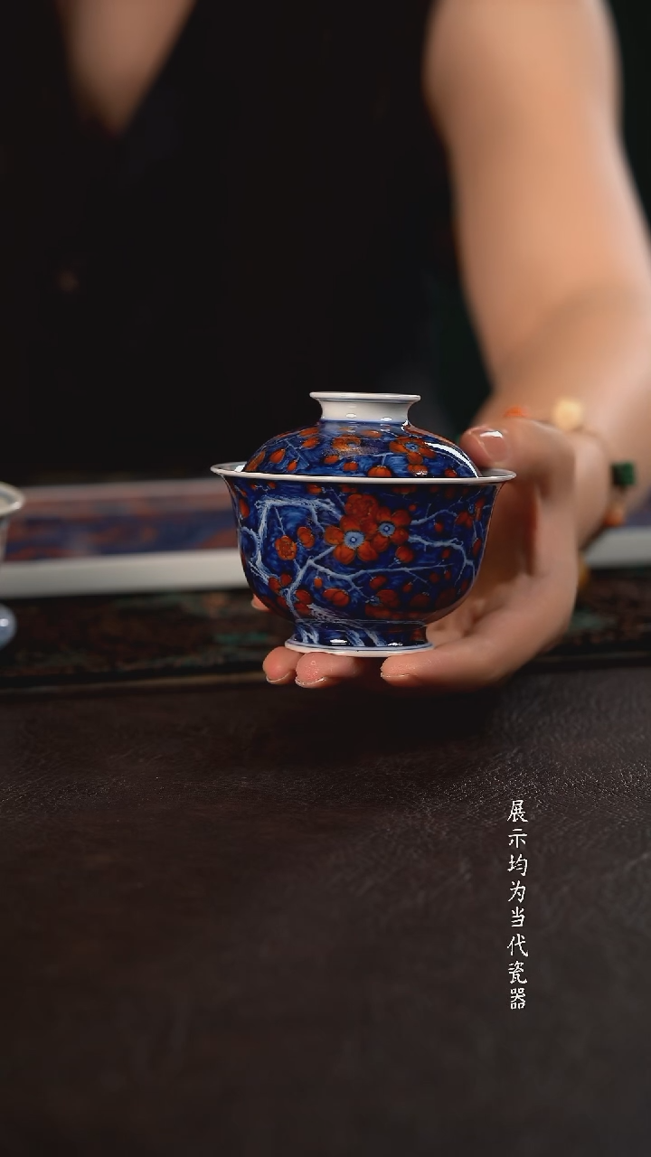 洪印慕明蓝地矾红冰梅元宝盖碗