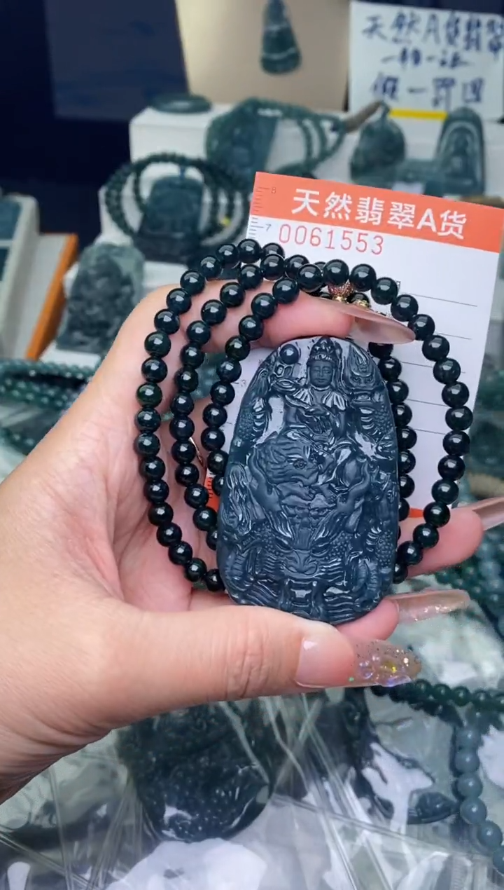 翡翠未镶嵌颈饰           